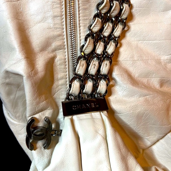 Authentic “CHANEL” lambskin Rock & Chain bag. Gently used. OFF WHITE/CREME color - Picture 4 of 8
